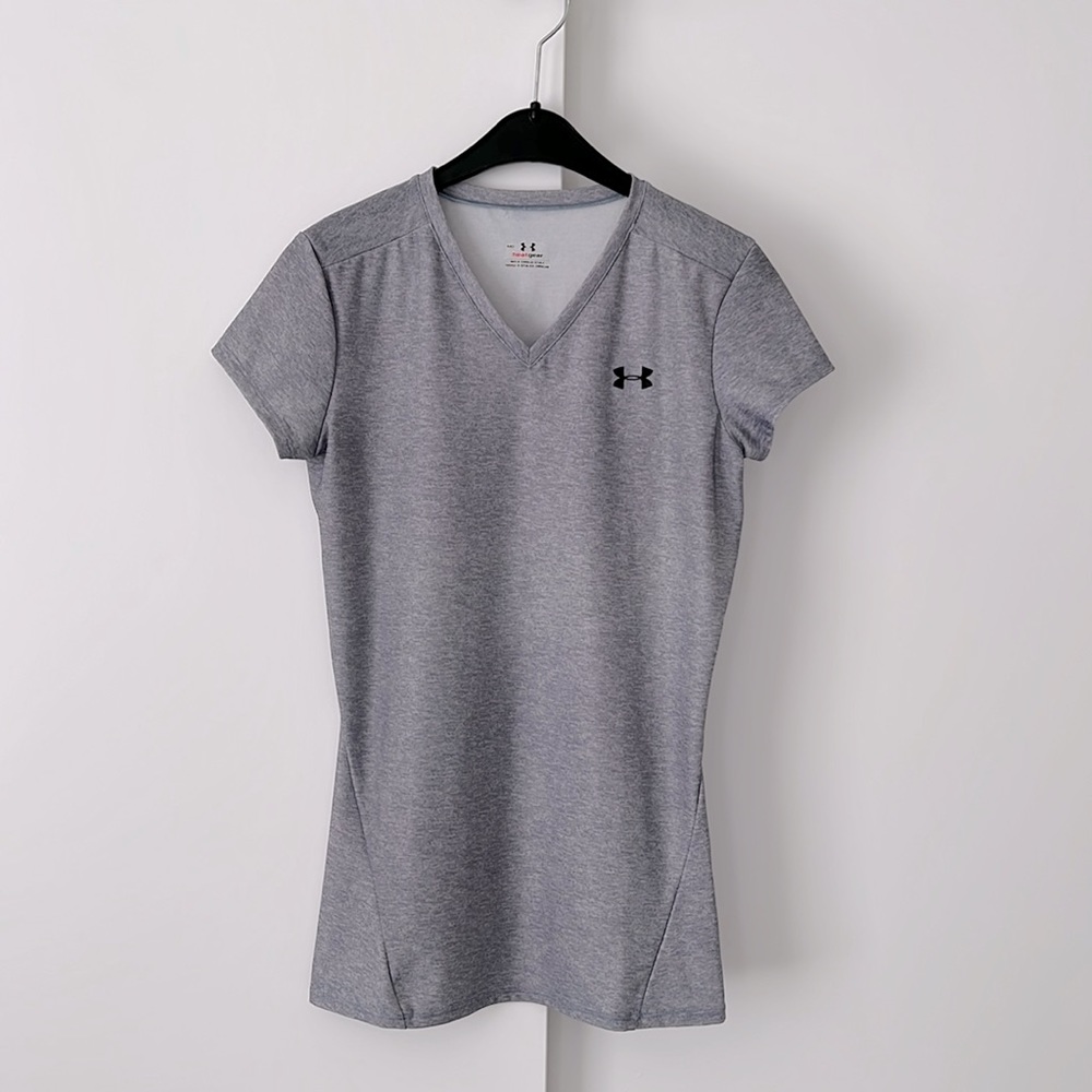 Under Armour workout top. Excellent condition. Size S, runs small.